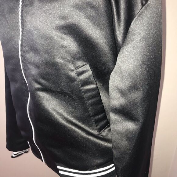 Woman’s light weight bomber jacket - Picture 2 of 5